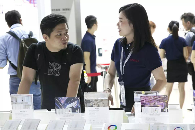 銷售人員為客戶服務(wù)2