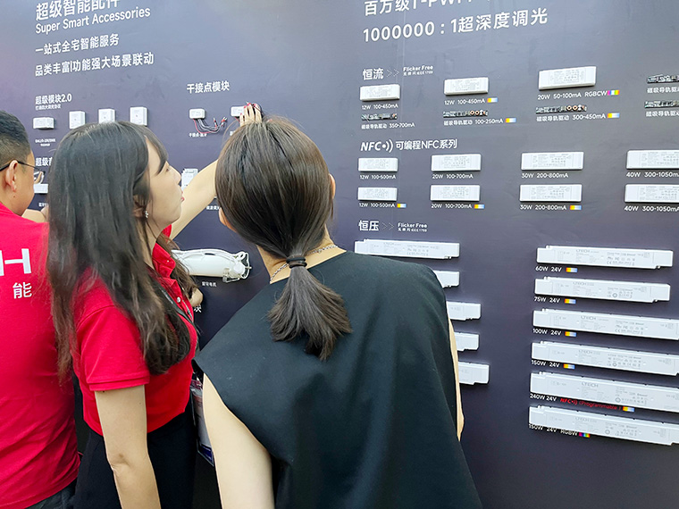 現(xiàn)場人員為客戶講解雷特NFC全指令可編程電源展示墻