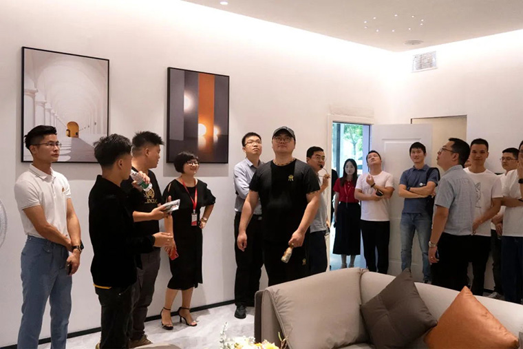 學(xué)員體驗(yàn)雷特全宅智能展廳